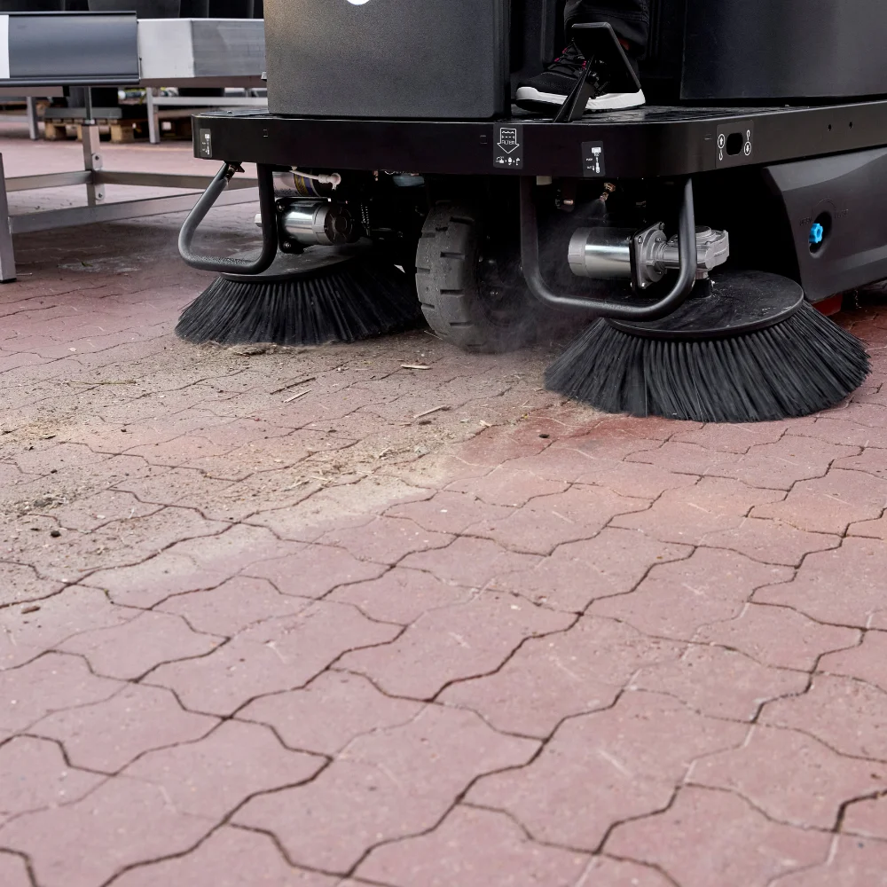 Máquina de barrido profesional Nilfisk SW3000 con productividad de hasta 8100 m² por hora