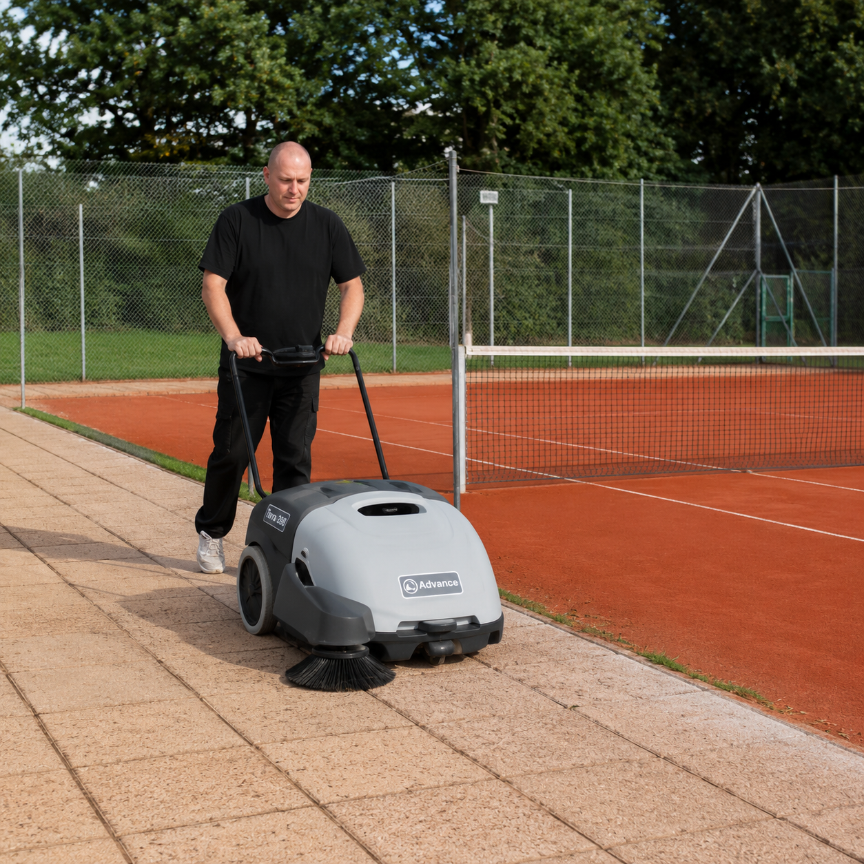 Barredora Advance Terra 28B de 72 cm con tolva de 60 litros Barredora Advance Terra 28B de 72 cm con tolva de 60 litros