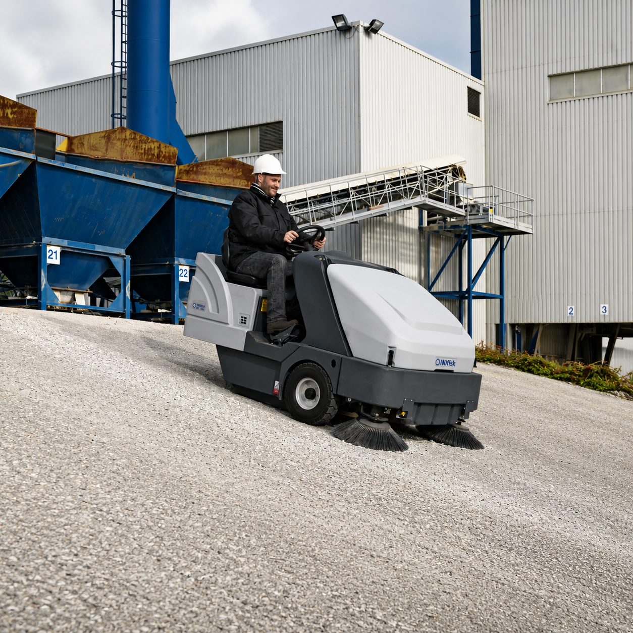 Nilfisk SR 1601 B MAXI con tolva de 315 litros