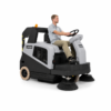 Barredora Nilfisk SW5500 de 60 pulgadas con operador a bordo