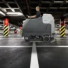 Restregadora industrial Nilfisk SC6500 con operador a bordo