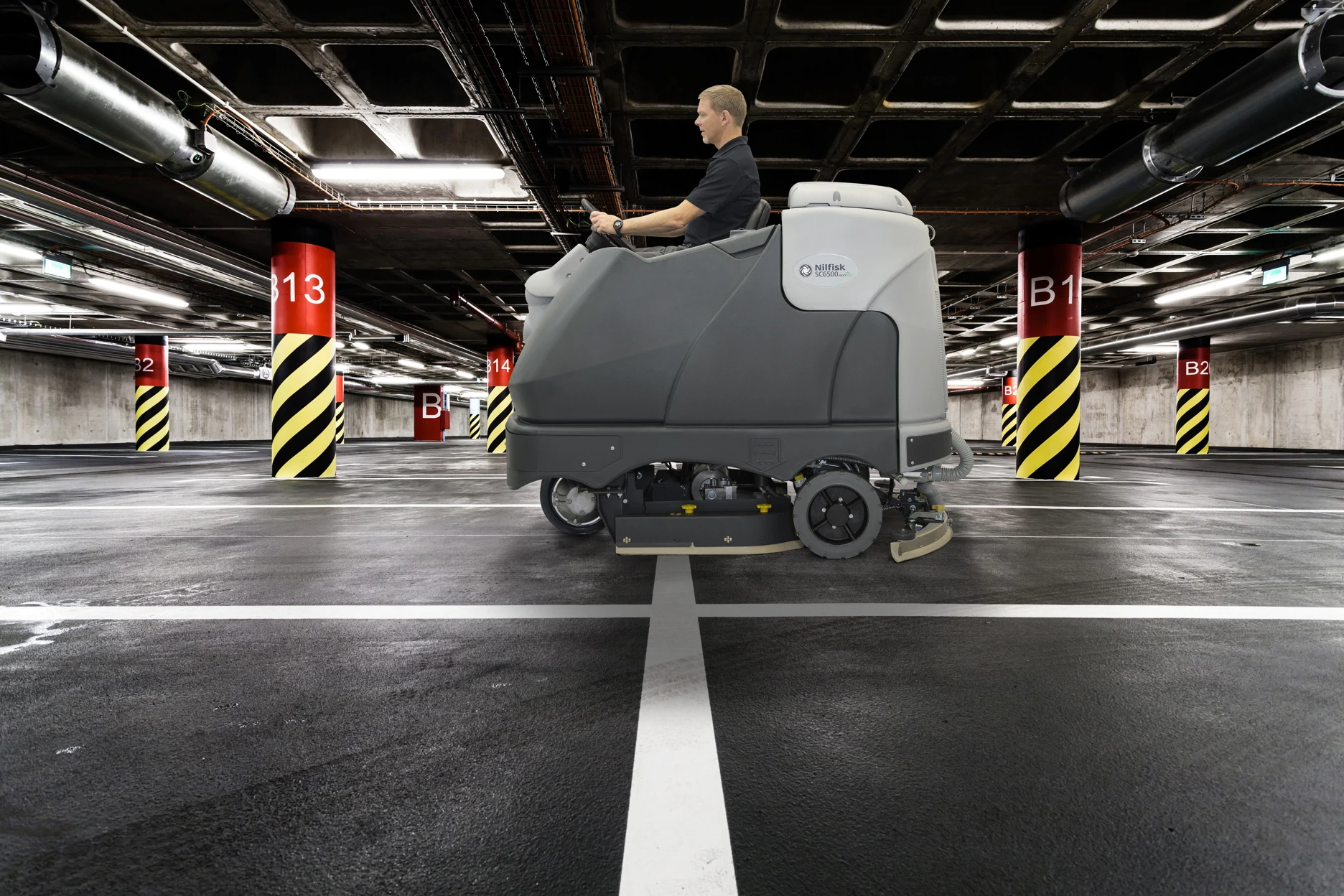 Restregadora industrial Nilfisk SC6500 con operador a bordo
