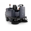Barredora industrial Nilfisk SW3000 con operador a bordo