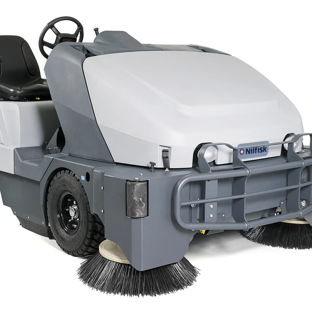 SW8000 77 D 3DG CAB- Barredora de Hombre a bordo de 77 pulgadas de ancho de barrido, incluye dos cepillos laterales y dust guard. Tolva de 396L y descarga hidráulica. Motor Kubota de 55Hp para las versiones Gasolina y Gas LP. Motor Kubota de 35.5 Hp para la versión de Diesel